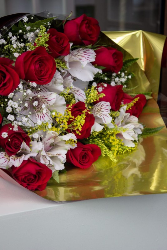 Buquê Clássico de 12 Rosas - Floricultura Santa Terezinha