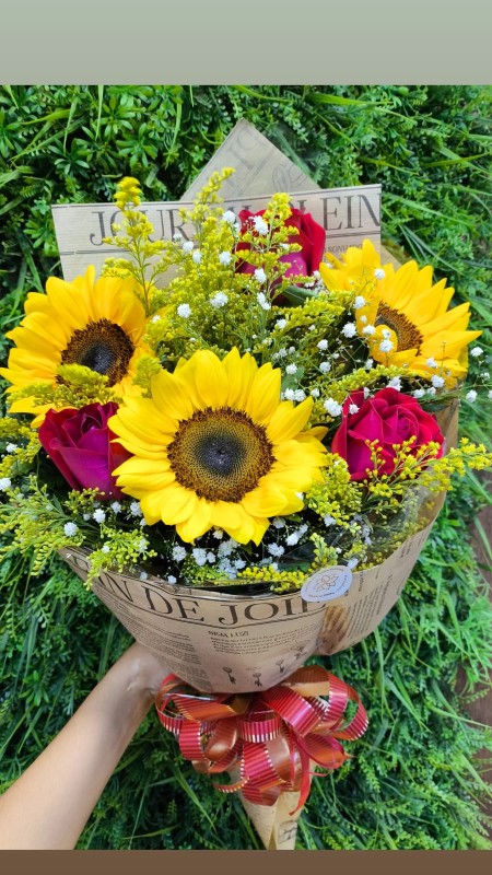 Buquê Girassol com Rosas - Floricultura Santa Terezinha