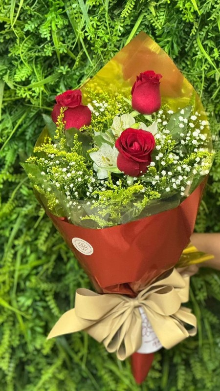 Buquê  com 3 Rosas clássico - Floricultura Santa Terezinha