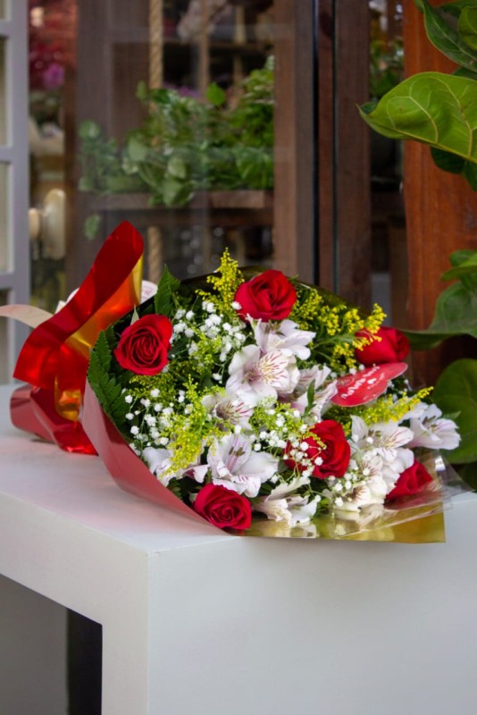 Buquê Clássico de 6 Rosas - Floricultura Santa Terezinha