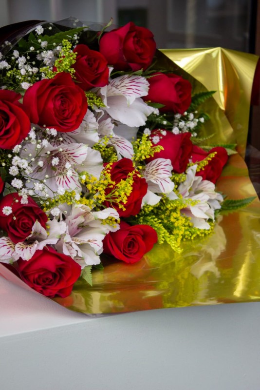 Buquê Clássico de 12 Rosas - Floricultura Santa Terezinha