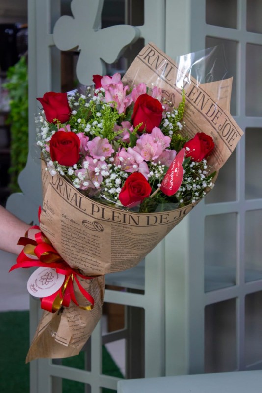Buquê Kraft de 6 Rosas - Floricultura Santa Terezinha