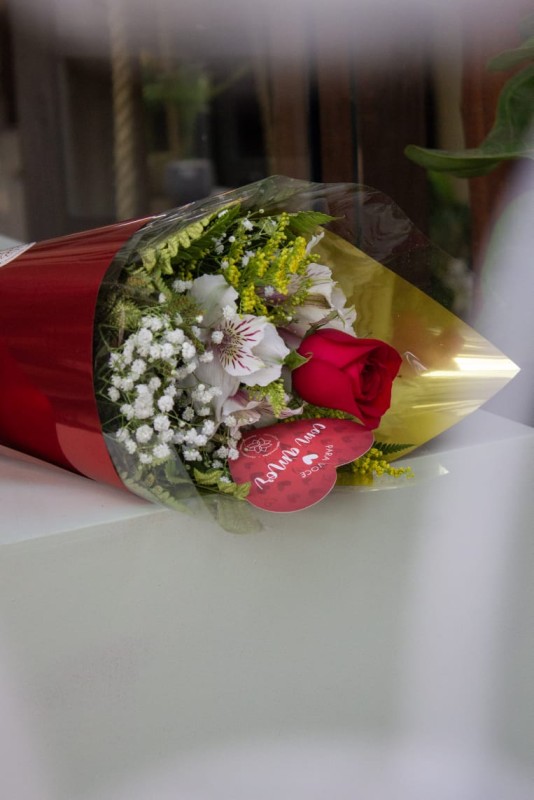 Buquê Clássico de 1 Rosa - Floricultura Santa Terezinha